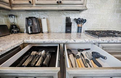 Resort vibe with Pool and Hot tub Downtown skyline views - Photo 30