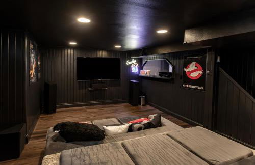 Near Drake/Downtown packed w/Amenities - Hot Tub - Movie Theater - Photo 9