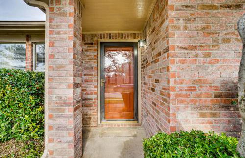 Family Getaway with Fenced Yard in Haltom City! - Foto 29