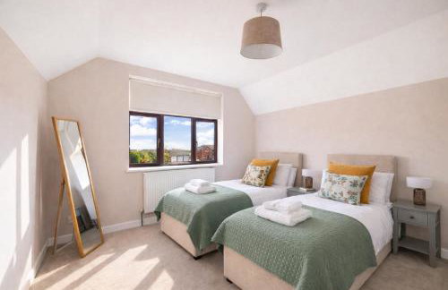 Meadow House with Driveway Parking, Spacious Garden, Fast Wifi and Smart TVs by Yoko Property - Foto 11