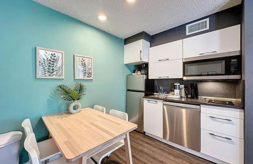 Two bed condo in Parkway Palms Resort condo - Foto 3