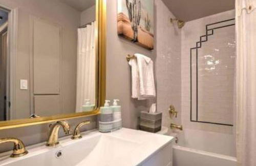 Elevate Your Stay Chic 1-Bed Condo Courtyard - Foto 11