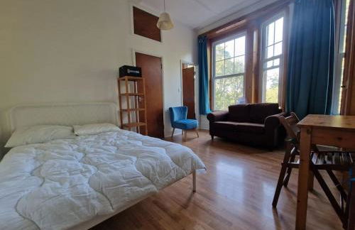 Bright well located studio flat - Photo 1