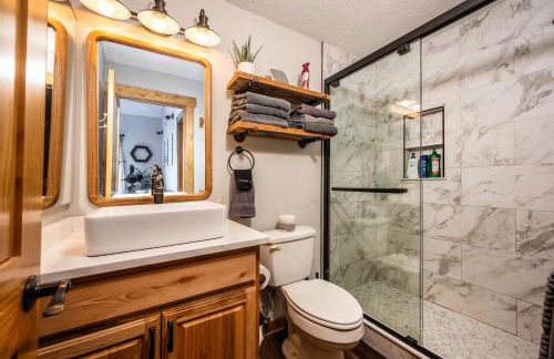 Renovated Ski In Out Condo King Bed Patio Grill - Foto 16