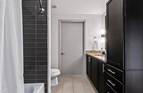 Luxury 17th Floor Downtown Dallas High-Rise with Free Parking, City Views, Pool & Gym - Foto 14