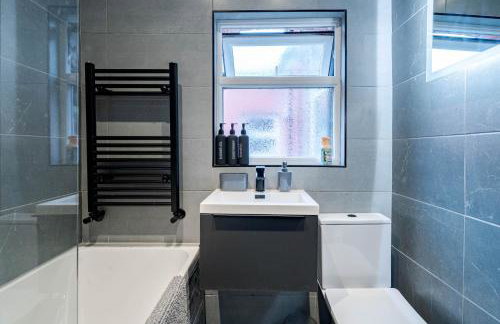 Spacious 3-Bedroom Home Near City Centre with Parking - Foto 32