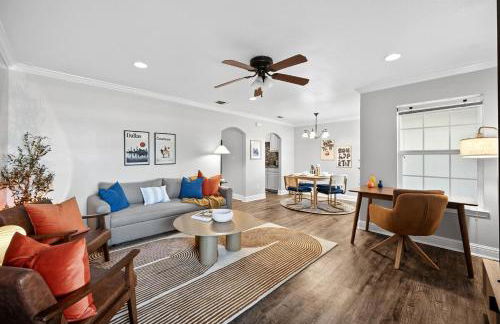 Walk to AT&T Stadium - Modern 2BR With Backyard - Foto 1