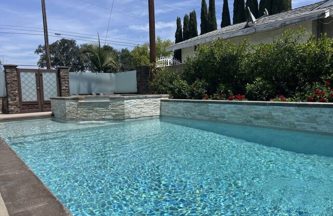 Beautiful Remodel 3 Bedroom 2 Bathroom Home With Pool & Jacuzzi - Foto 1