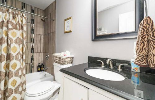 Sunlit Renovated Home, BBQ, Porch & Trails Nearby - Photo 19