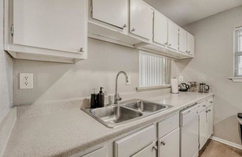 Urban Chic Getaway 2B - Sleeps 6 - Pool Prkg, WD - Foto 15