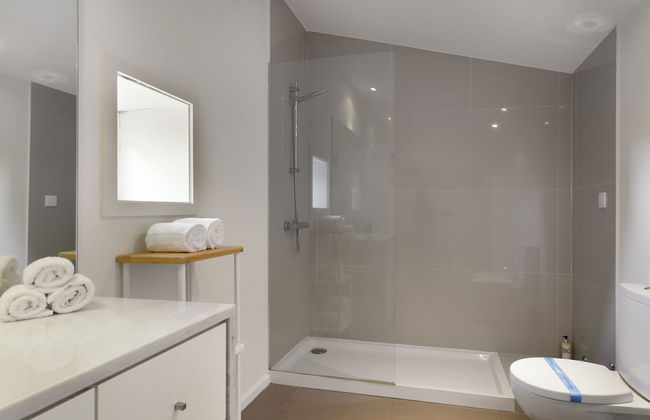 Bright 3BR Flat w/ AC in City Center by LovelyStay - Photo 73