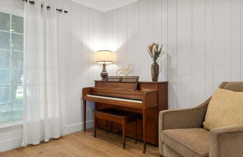 1970s Style Cozy Home with Fireplace Yard and Hot Tub - Foto 24