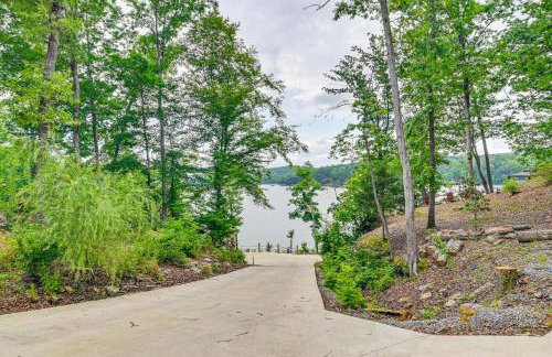Upscale Getaway on Smith Lake with Boat Dock - Foto 39