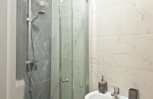 Beautiful Cozy Home With Free Parking - Foto 14