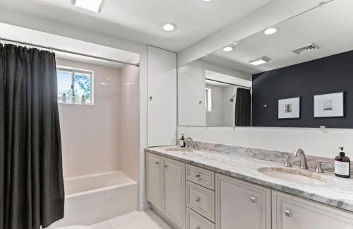 Walk to the Beach - Modern Home with FirePit and Bikes - Foto 38