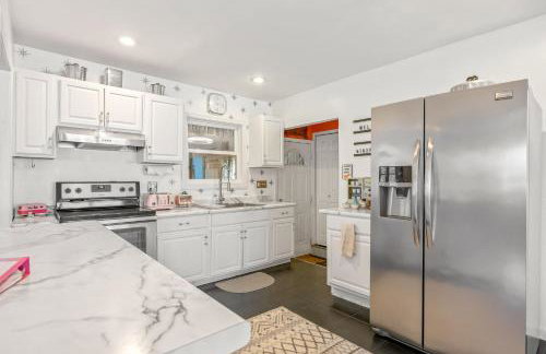 Indy Palm Pad with Patio & Tiki Bar-Mid-Century Charmer-Family Friendly - Photo 13