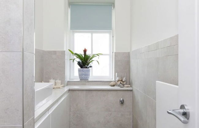 Coastal Retreat for 8 With Hot Tub - Walk to Beach - Foto 21