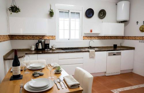 Chalet de Lujo con Piscina Privada cerca de Sevilla - Foto 7