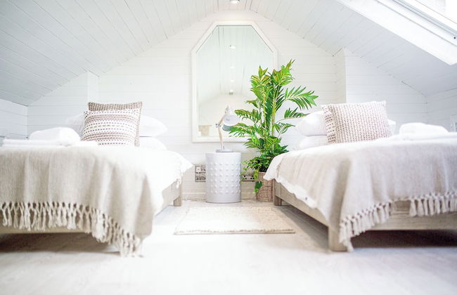 Stunning Townhouse with Large Garden - Photo 5