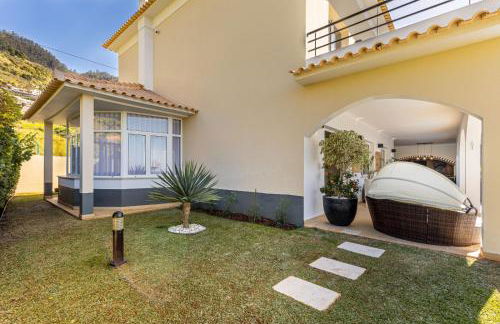 Luxury villa with private heated pool, garden and views of the sea and mountains. - Photo 78