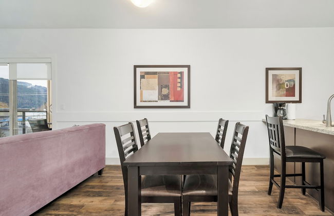 Elevated Escapes 2BR Suite Overlooking Lake - Foto 16