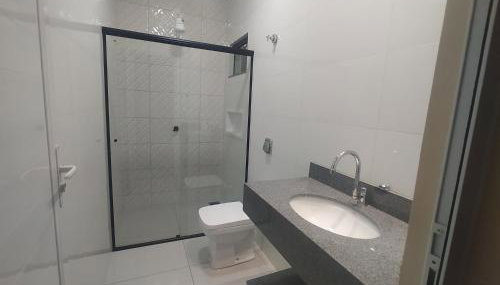 Check-in AUTÔNOMO, churrasqueira em Casa! Acesse 2ar, 2q,2B, pague 4 ou mais hóspedes, até 6 camas e tem pátio, garagem, roupa de cama, máquina de lavar roupas, portão eletrônico, todos privativos! Desconta duração! Entrada 15h adiante, inclusive madruga - Foto 3