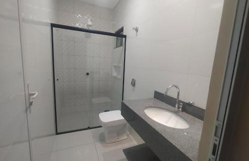 Check-in AUTÔNOMO, churrasqueira em Casa! Acesse 2ar, 2q,2B, pague 4 ou mais hóspedes, até 6 camas e tem pátio, garagem, roupa de cama, máquina de lavar roupas, portão eletrônico, todos privativos! Desconta duração! Entrada 15h adiante, inclusive madruga - Foto 3