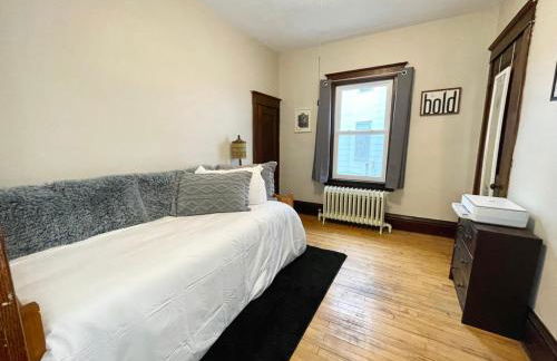 Charming Centrally Located Duplex with Parking - Foto 1