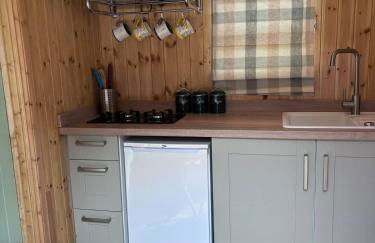 Shepherds Hut with Hot Tub - Foto 7