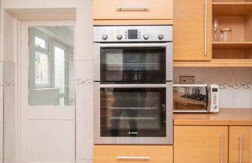 Spacious 6BR Family & Group Home Garden & Parking Sleeps 10 - Foto 17