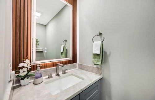 Modern 5BR, Kid-Friendly Home In Poconos with Pool Table - Foto 42