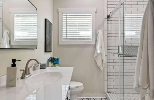 Secluded 3BR Cabin Lake Access & Resort Perks - Foto 24