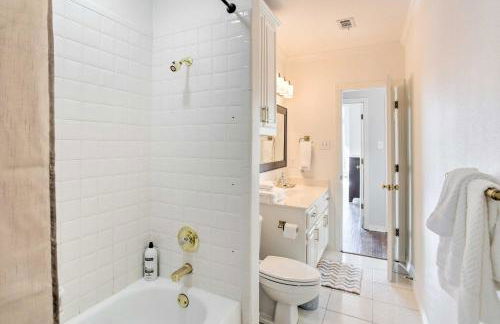 Elegant Plano Home with Private Outdoor Pool! - Foto 26