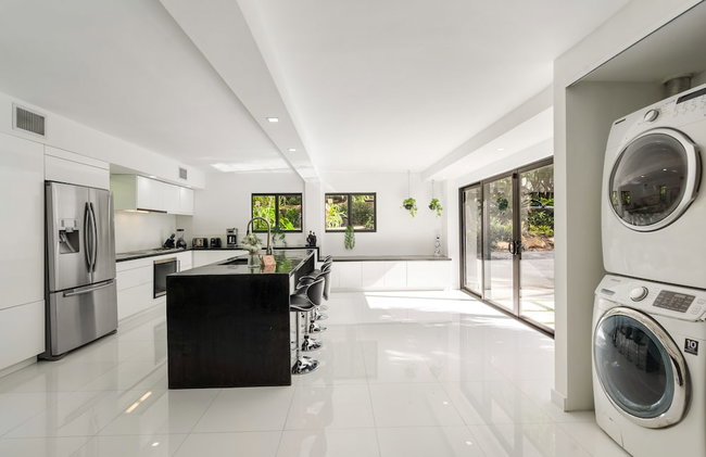 Peaceful 3BD Family House With Pool - Photo 12