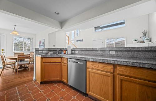 Golden View Townhouse - Walk to Downtown! - Photo 13