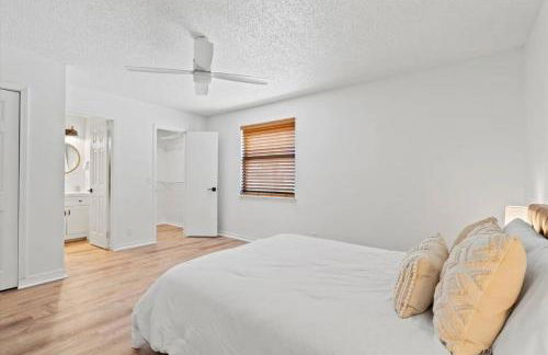 Spacious Home Near Beach, Large Yard, Game Room and Dog Friendly - Foto 23