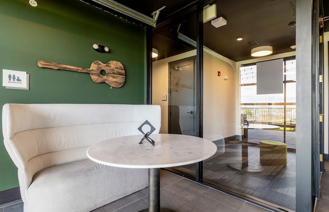 Lindsley by Avantstay Balcony Modern Design A Downtown Location - Photo 34