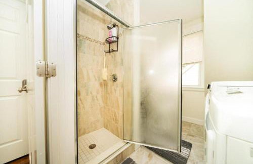 988 - 2 4BR Boston Cozy Getaway near Geneva Cliffs - Foto 8