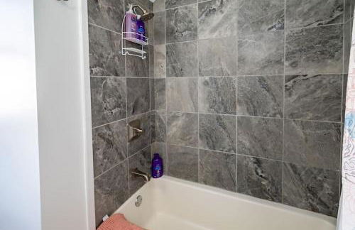 Globetrotters Suite in Historic Richmond with Patio - Foto 10