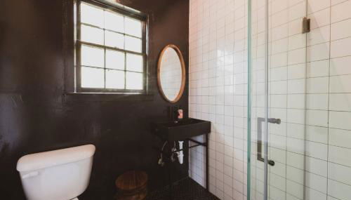 2BDR Victorian District Walk to Forsyth Park! - Foto 5, towels, Shower