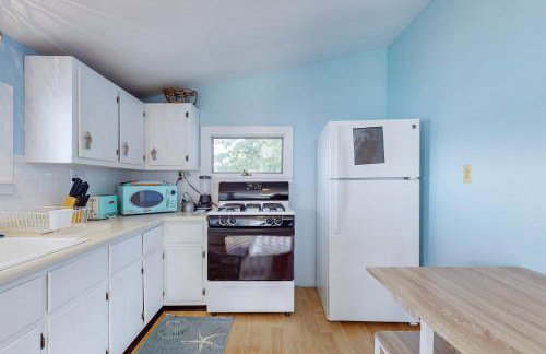 2BR Lakeside Home with Patio, Porch and AC - Foto 8