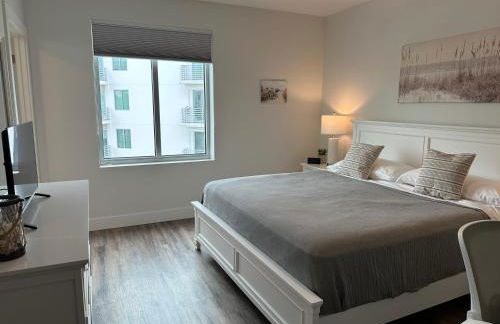 Luxury 2 Bed 2 Bath Waterfront Condo with Patio Sunsets Gym and Parking - Foto 25