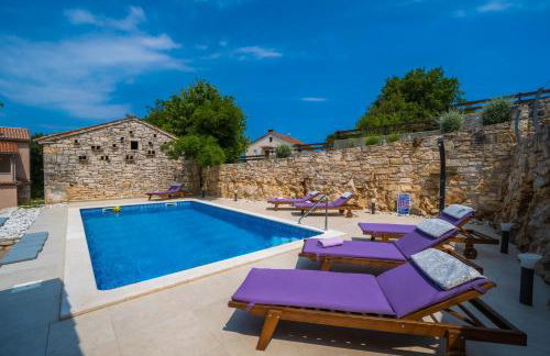 LUXURY VILLA ON SPACIOUS PRIVATE PROPERTY - Photo 14