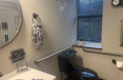 Dragonfly loft, hot tub, river views - Photo 2