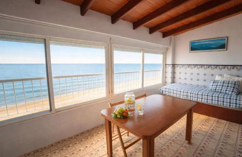 Apartamento en primera línea de playa con vistas al mar - Foto 1