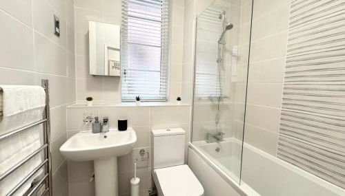 STUNNING APARTMENT - 2 DOUBLE BEDROOMS - EN-SUITE - FREE ALLOCATED PARKING - JQ QUARTER - BIRMINGHAM CITY CENTRE - SLEEPS 6 GUESTS - 2 BATHROOMs - Foto 4