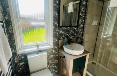 Evergreen Lodge with Hot Tub - Foto 17