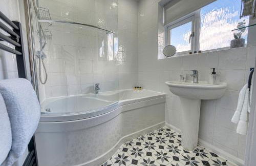 Elegant 5 Bed House - Sleeps 9, Central Solihull, NEC, JLR, HS2, Resorts World, Airport Business and Leisure Stays, - Foto 37