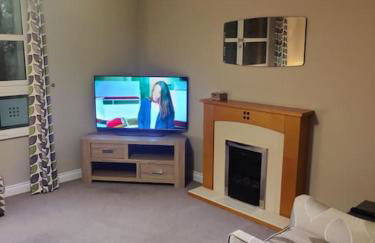 Next to the Palace and Royal Mile with parking - Photo 11