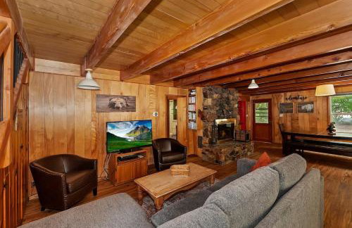 Sunshine Cabin - Cozy 2-Story Getaway - Photo 2